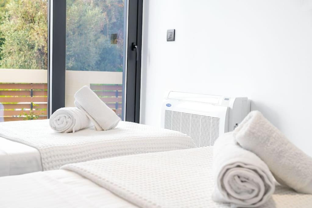 Maison Du Jardin 2-bedroom Private Outdoor Jacuzzi Appartement *
